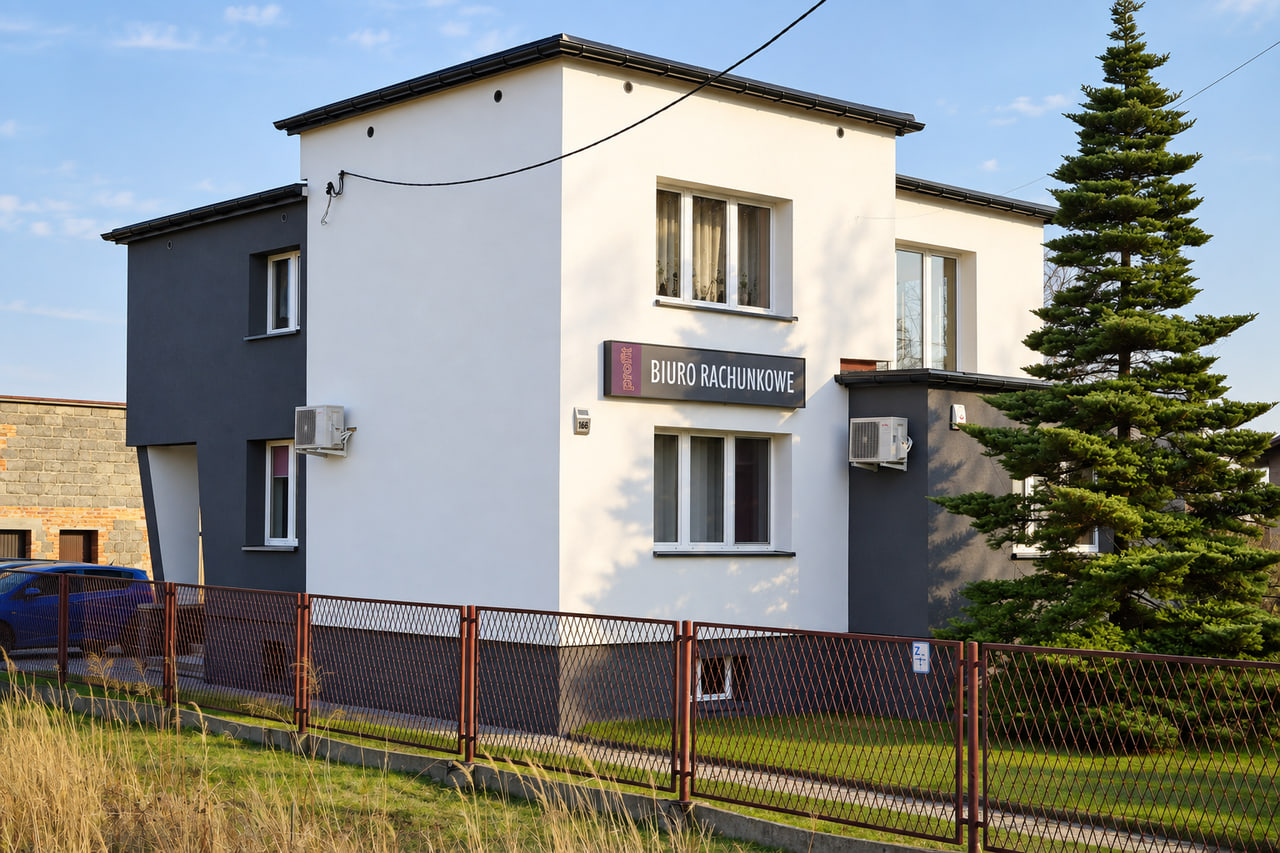 Front siedziby PROFIT przy ul. 1 Maja 168 z szyldem Biuro Rachunkowe